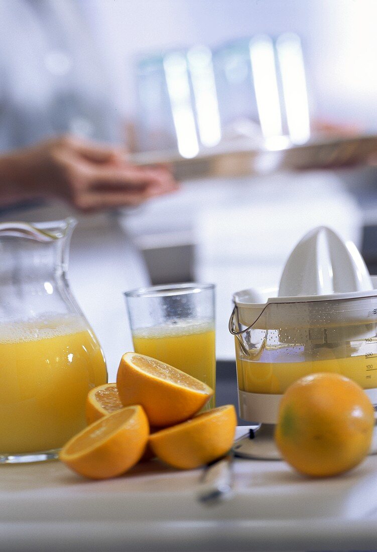 Stillleben mit frisch gepressten Orangensaft und Orangen