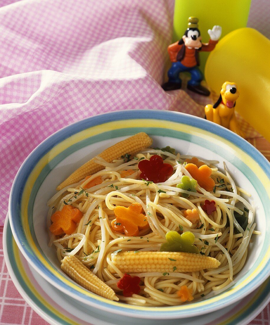 Spaghetti mit Maiskölbchen und Gemüse