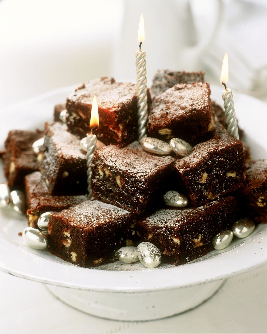 Brownies mit silbernen Mandeln und Kerzen