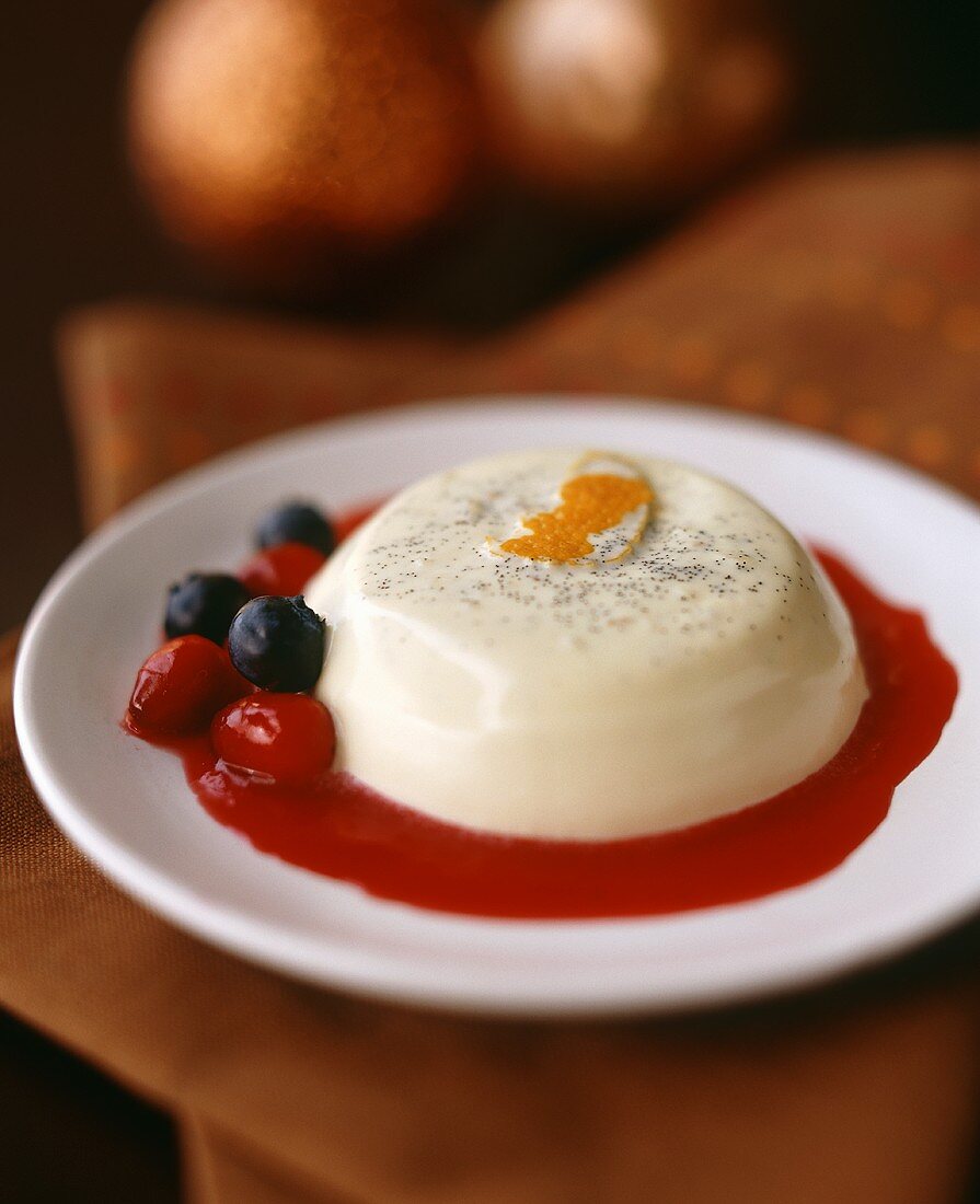 Panna cotta con salsa di bacche (Cream dessert with fruit sauce)