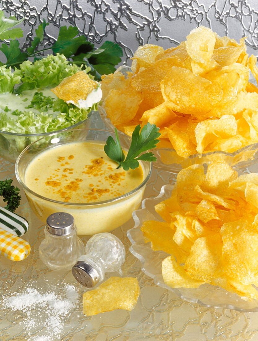 Home-made potato crisps with curry and herb sauces