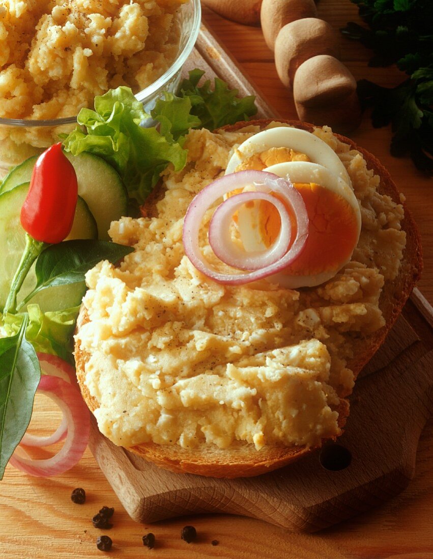Kartoffelcreme mit gekochtem Ei auf geröstetem Brot
