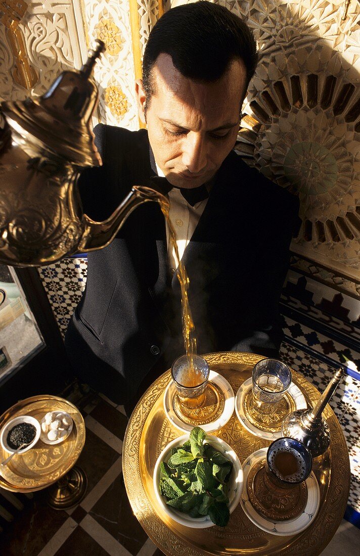 Man pouring peppermint tea (L'Atlas I'Saidi, Paris)