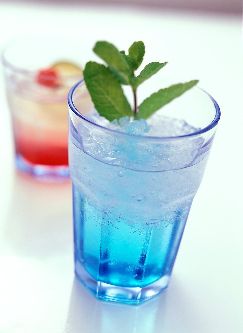Cocktail mit Blue Curacao und Wodka (Summer Sky)