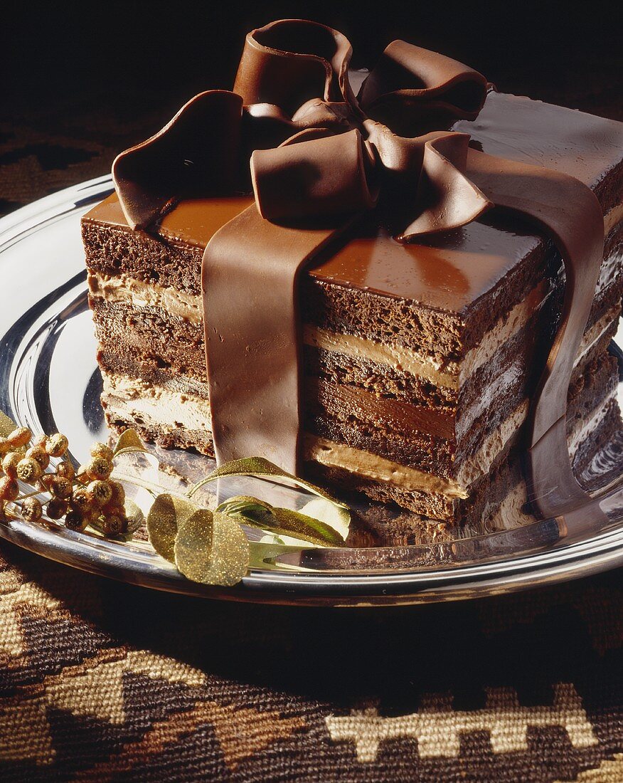 Schoko-Mokkacreme-Torte mit Schokoladenschleife