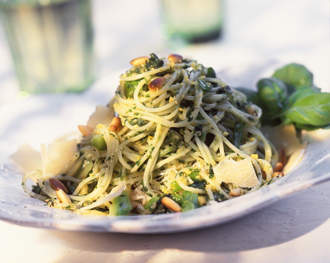 Spaghetti al pesto genovese (Spaghetti mit Basilikumpesto)