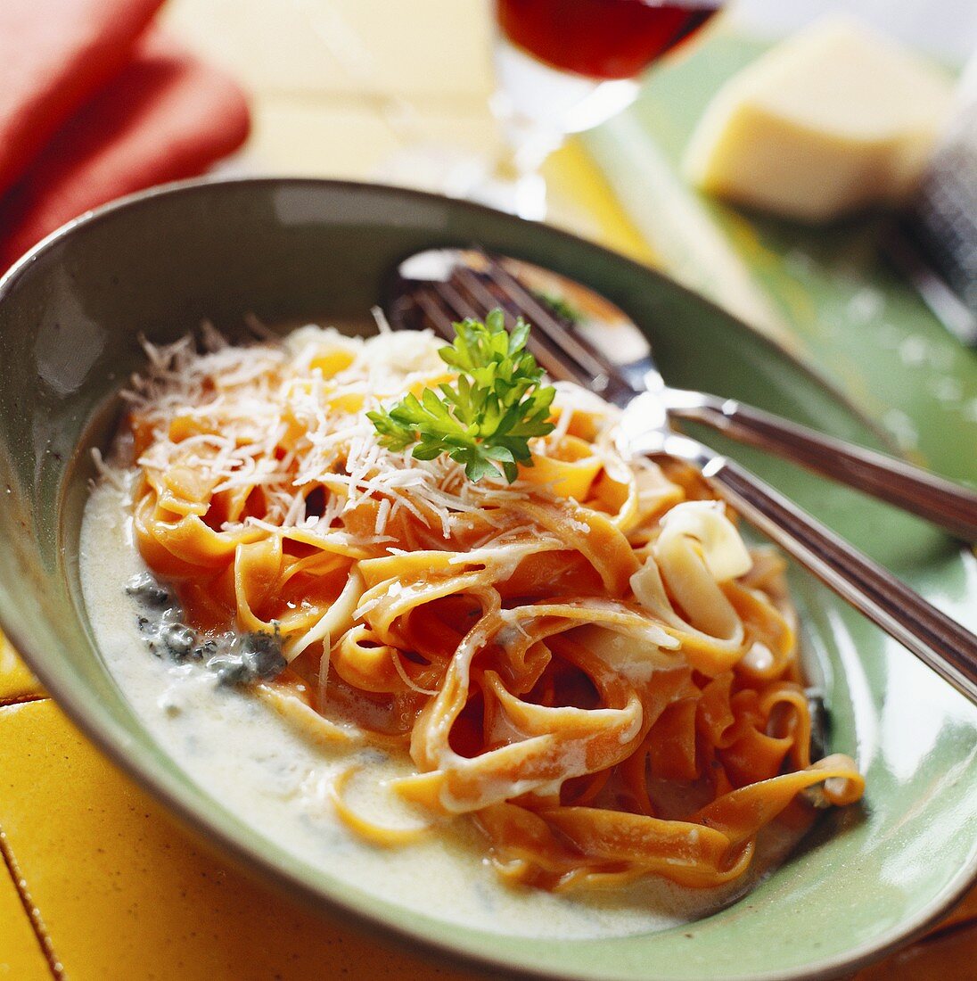 Tagliatelle rosse al formaggio (Tomatentagliatelle mit Käse)