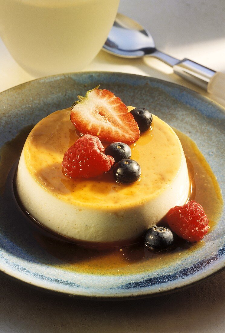 Crème Caramel mit frischen Beeren