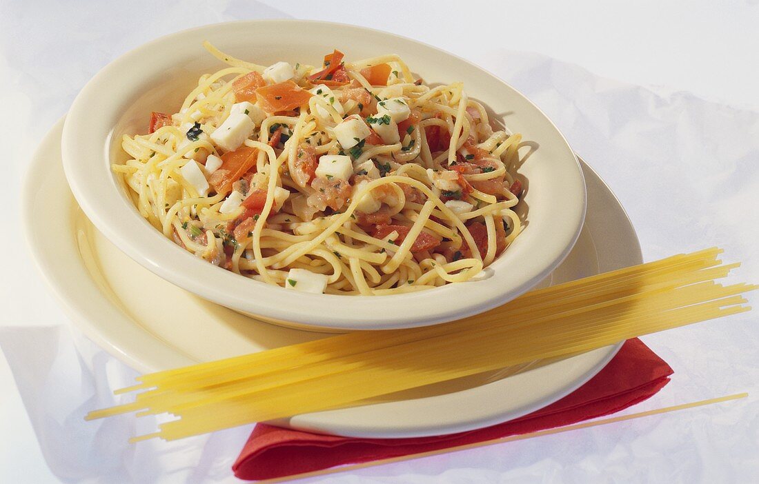 Spaghetti mit Tomaten, Mozzarella und Kräutern