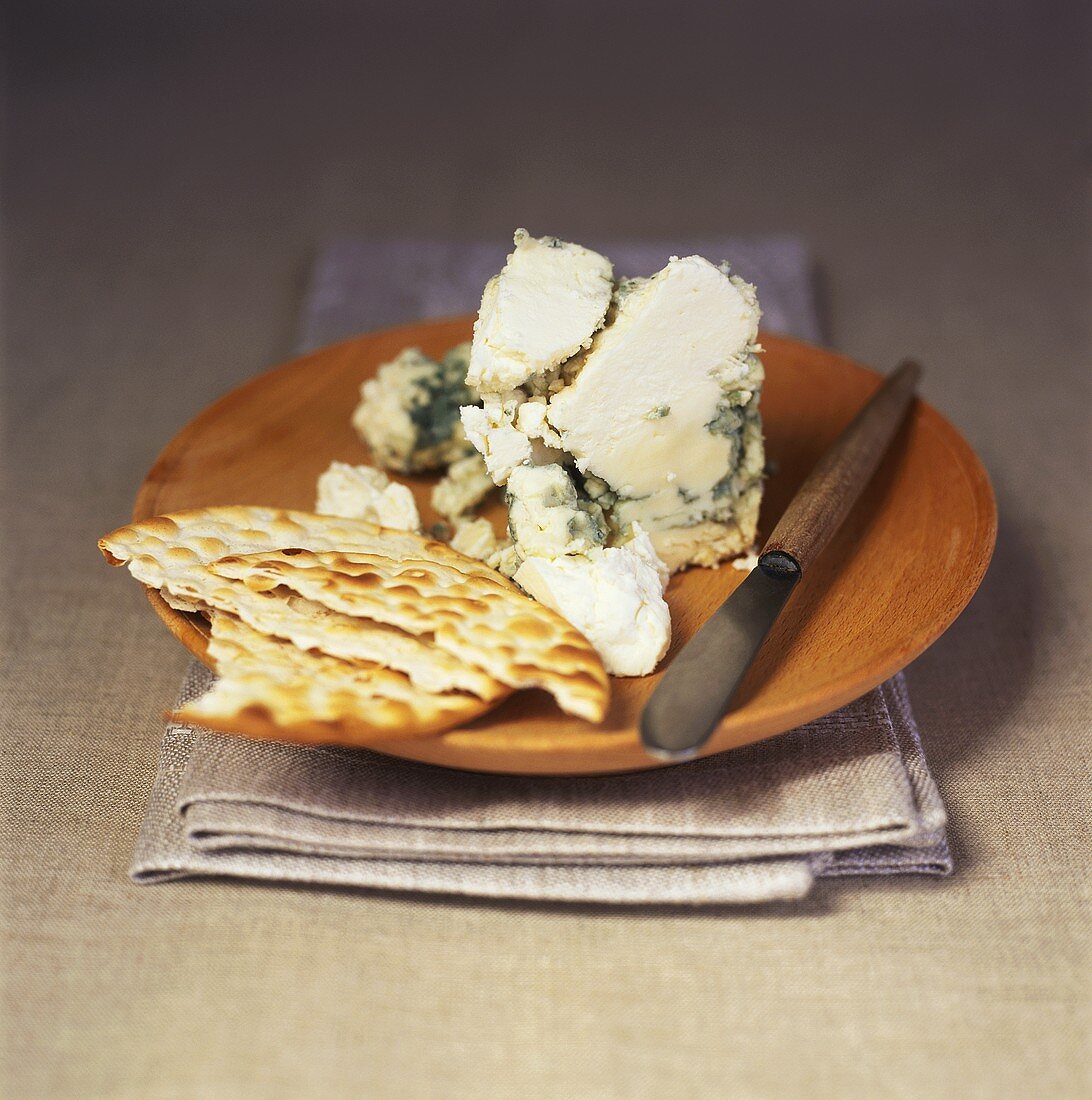 Blue-veined cheese with crackers