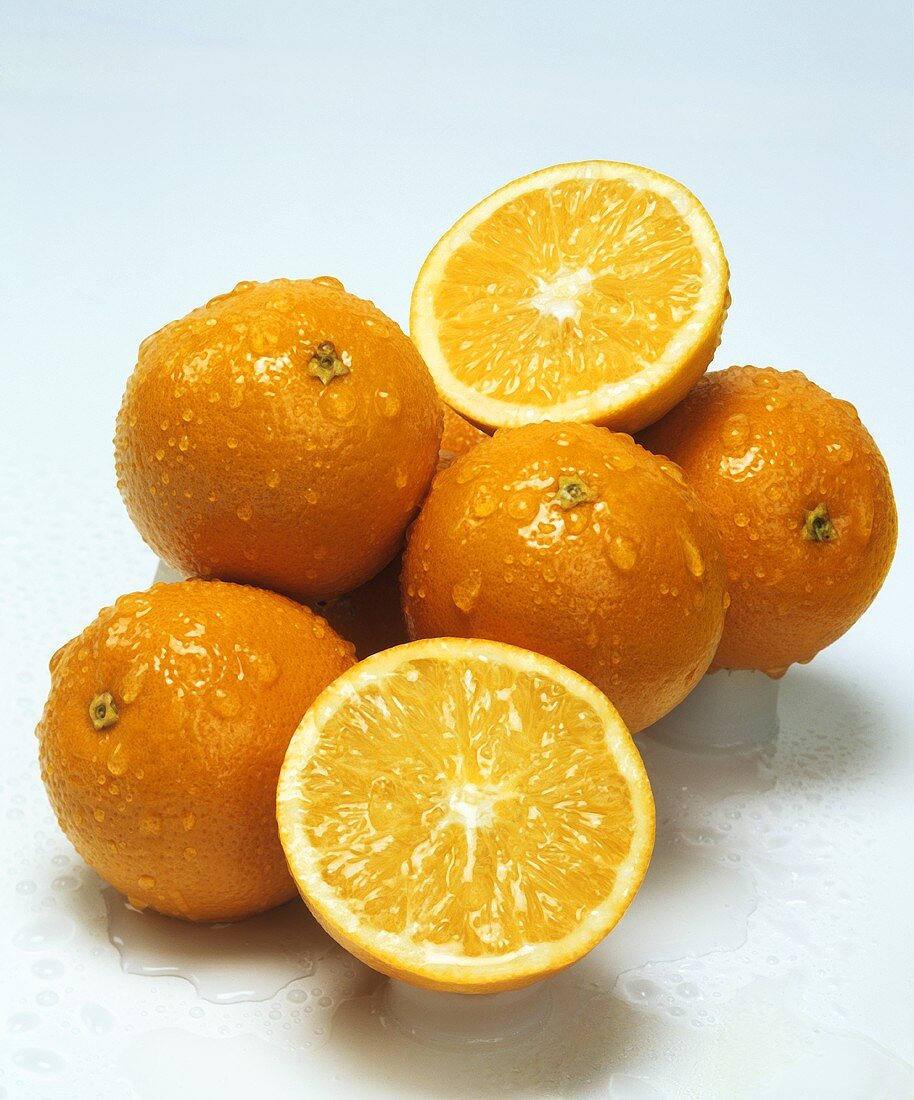 Orangen mit Wassertropfen