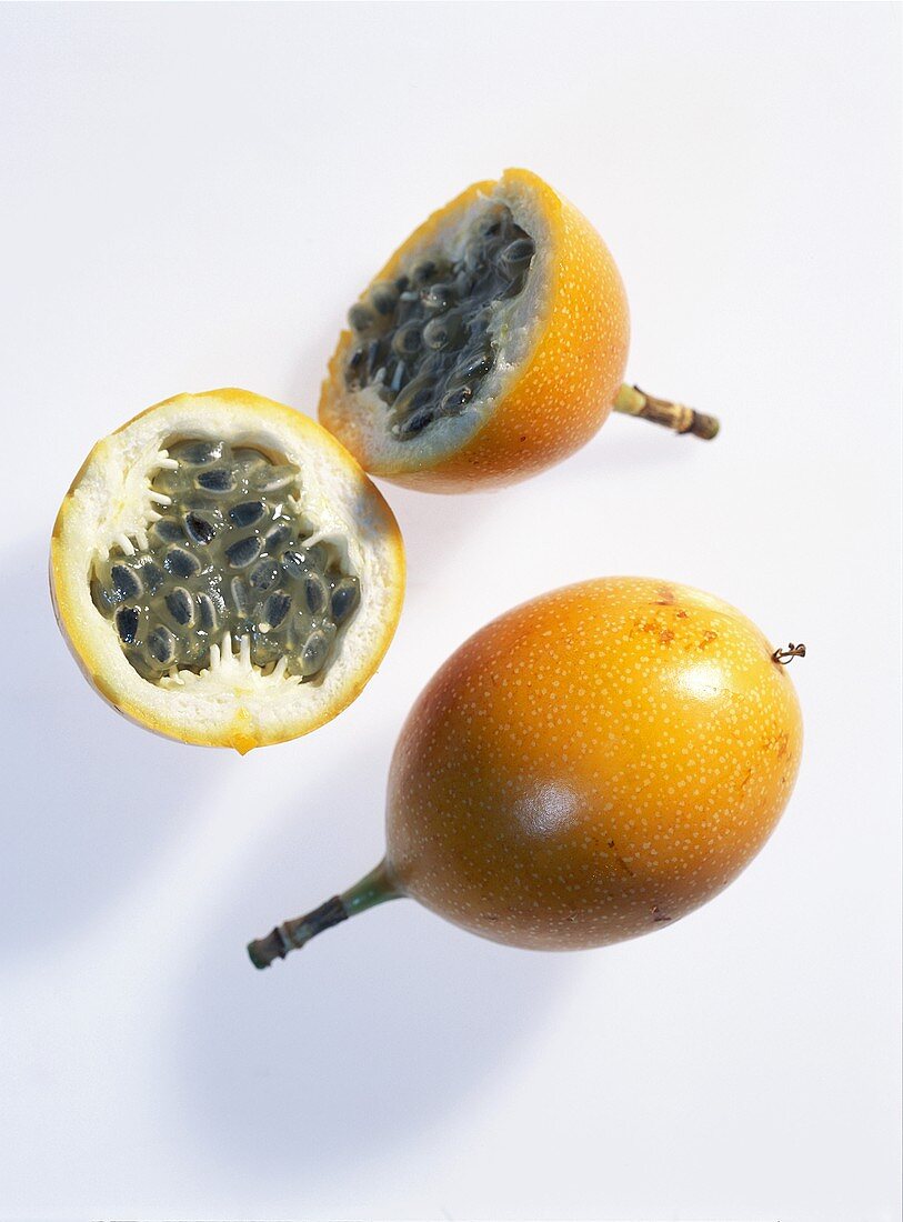 Ganze und halbierte Maracuja (Granadilla)