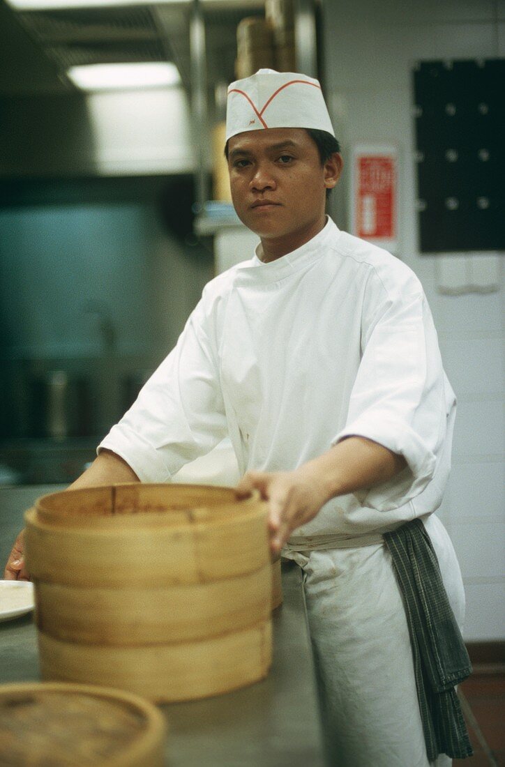 Asiatischer Koch mit Bambuskorb