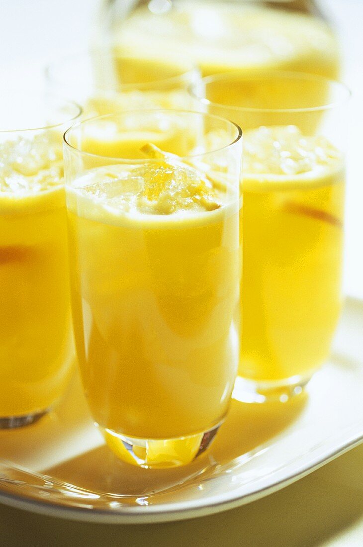 Orangensaft in Gläsern
