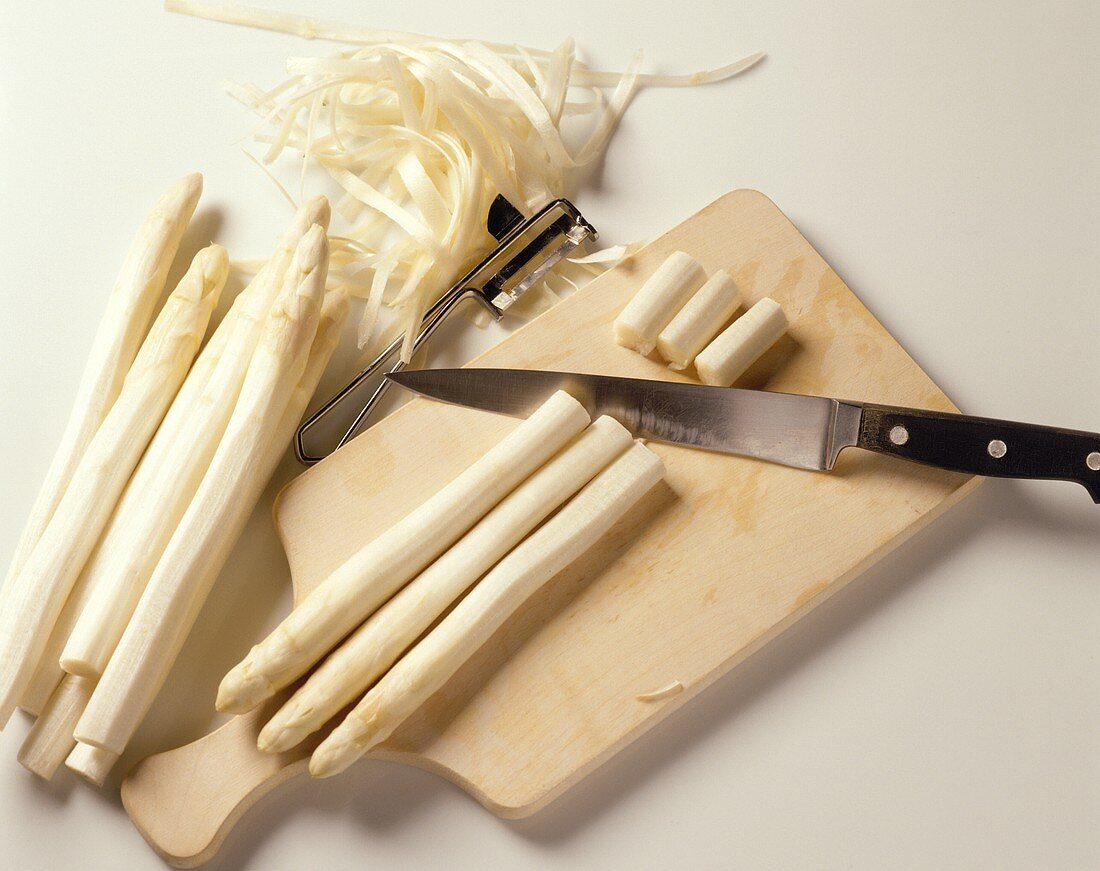 Cutting white asparagus spears