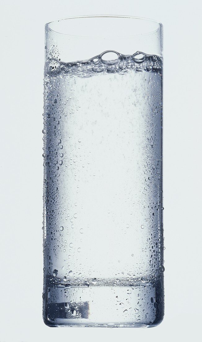 Ein Glas Mineralwasser