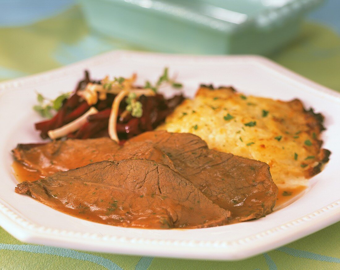 Rinderbraten mit Kartoffelgratin und Roter Bete