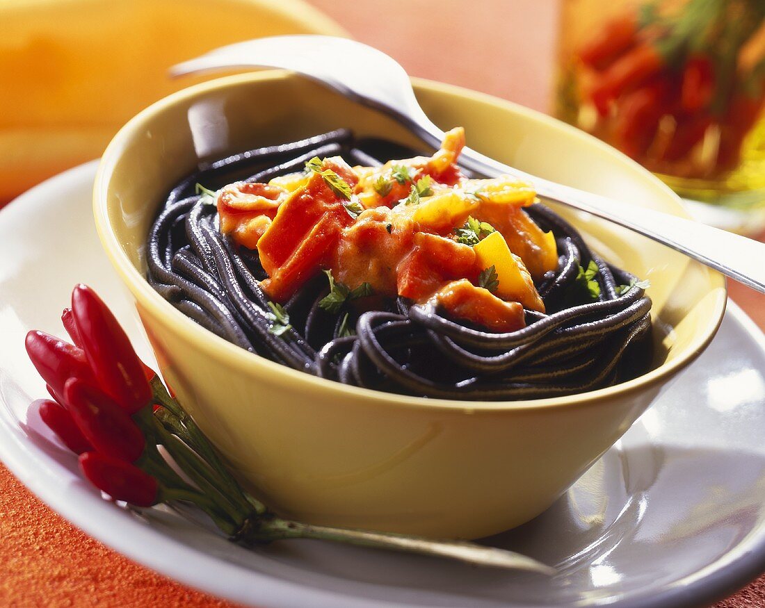 Teuflische Spaghetti (Schwarze Spaghetti mit scharfer Sauce)