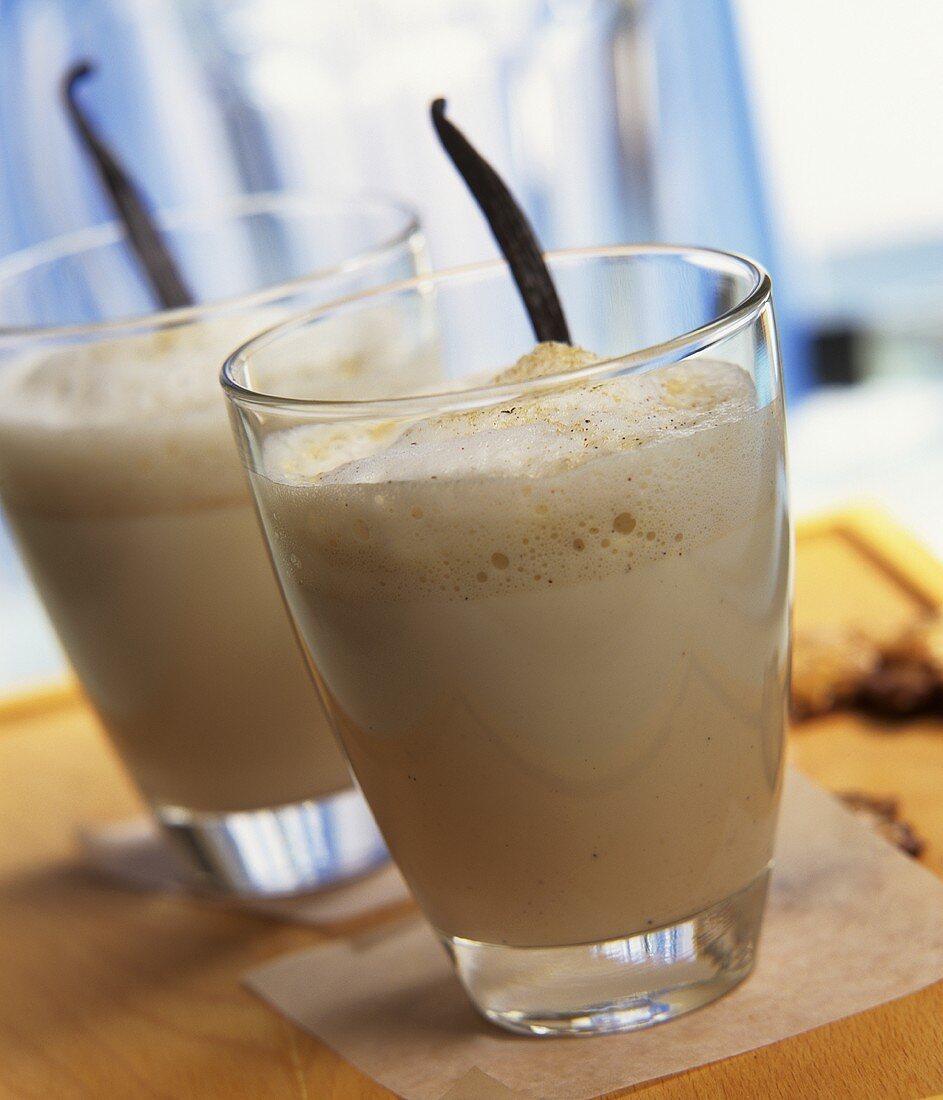 Two white vanilla coffees in glasses