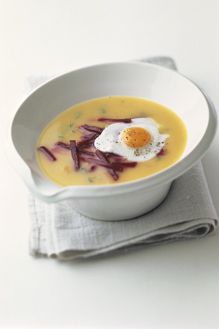 Kartoffelsuppe mit Roter Bete und Wachtelspiegelei