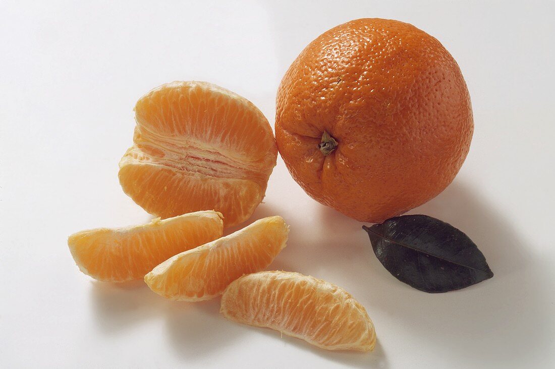 Orange mit Schale & geschälte Orange; Blatt