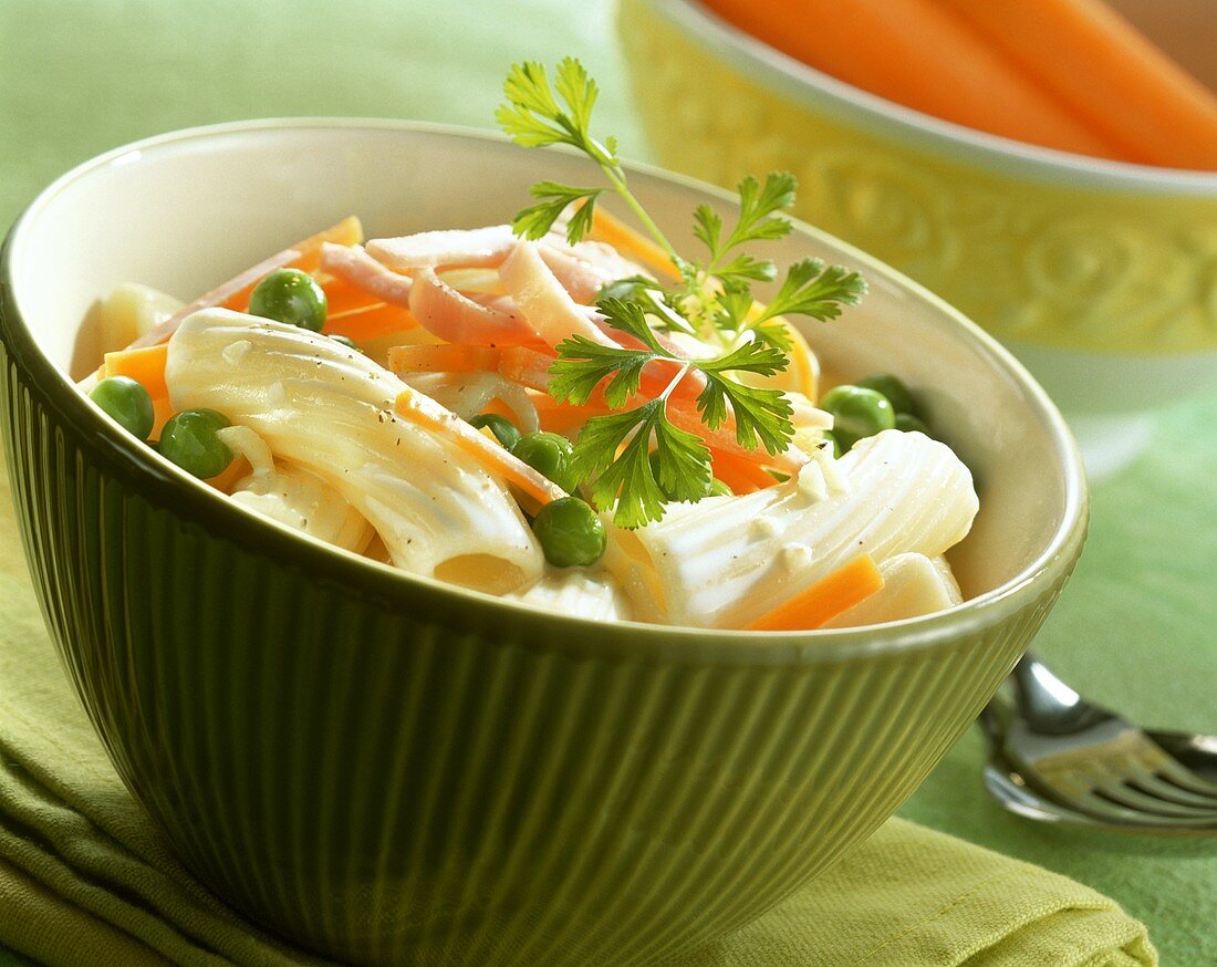 Penne mit Schinkenstreifen und Erbsen