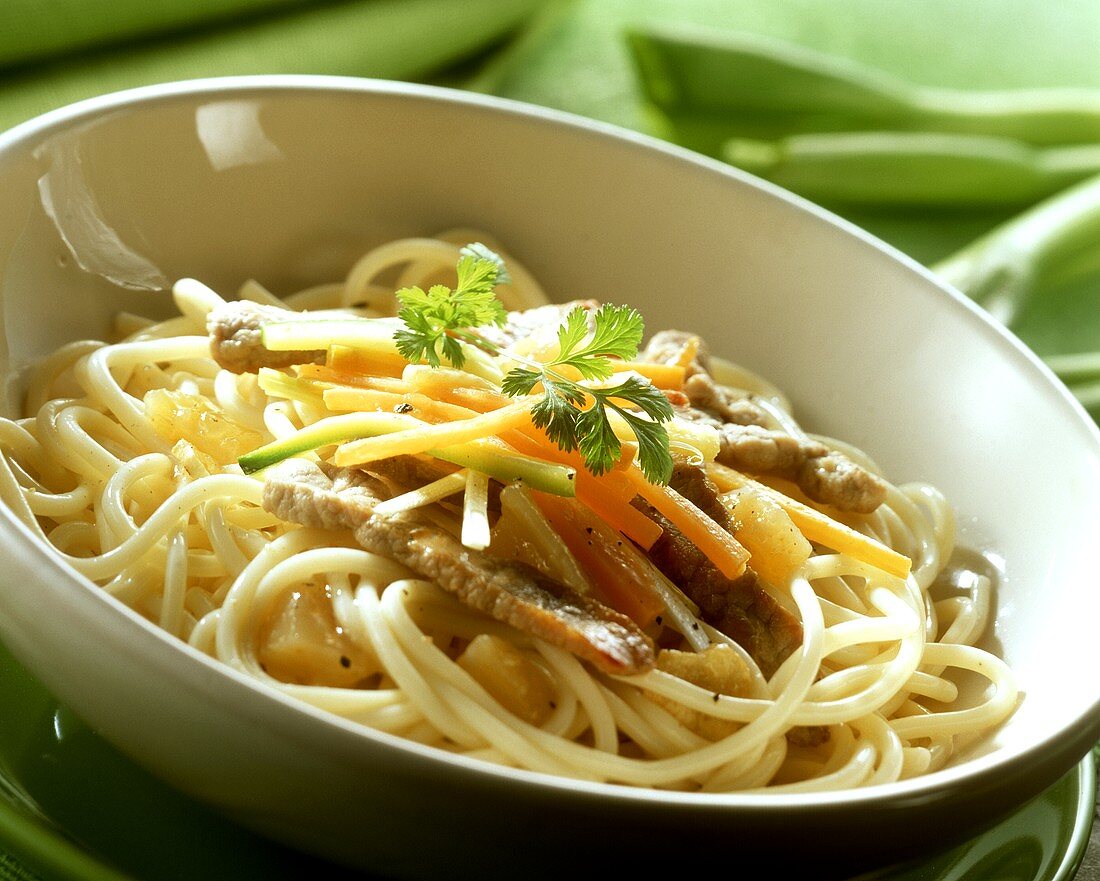 Spaghetti with strips of escalope and wok vegetables