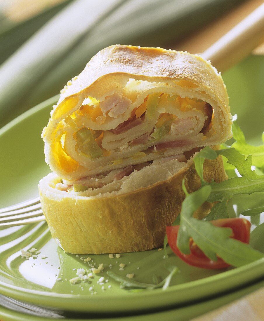 Pikanter Geflügelstrudel mit Rucola auf Teller angerichtet