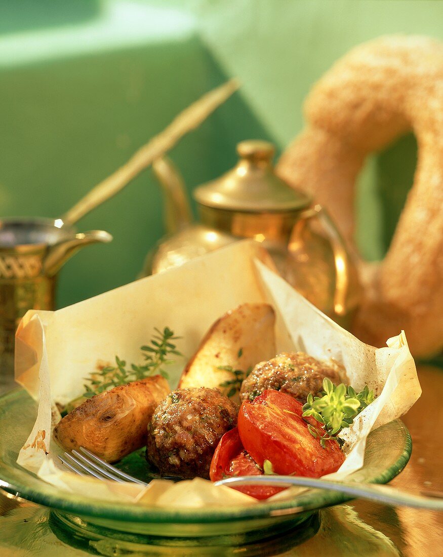 Köfte mit Tomaten und Kartoffelspalten