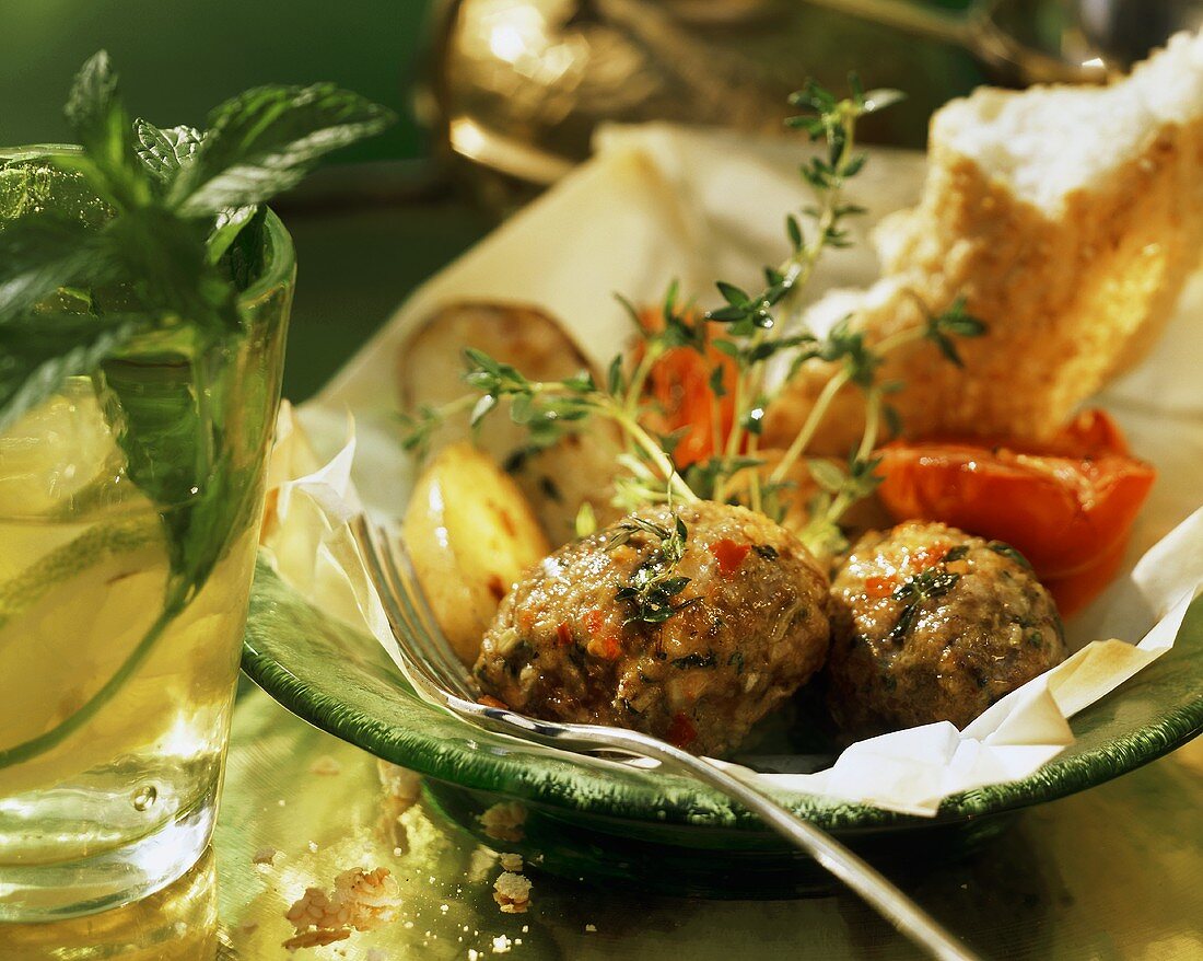 Türkische Köfte vom Blech mit Brot und Kartoffelspalten