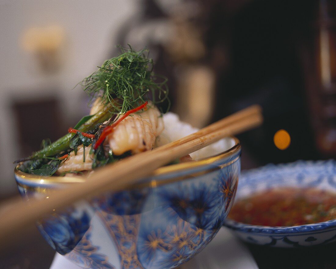 Tintenfisch mit Knoblauch und fünf Kräutern (aus Vietnam)