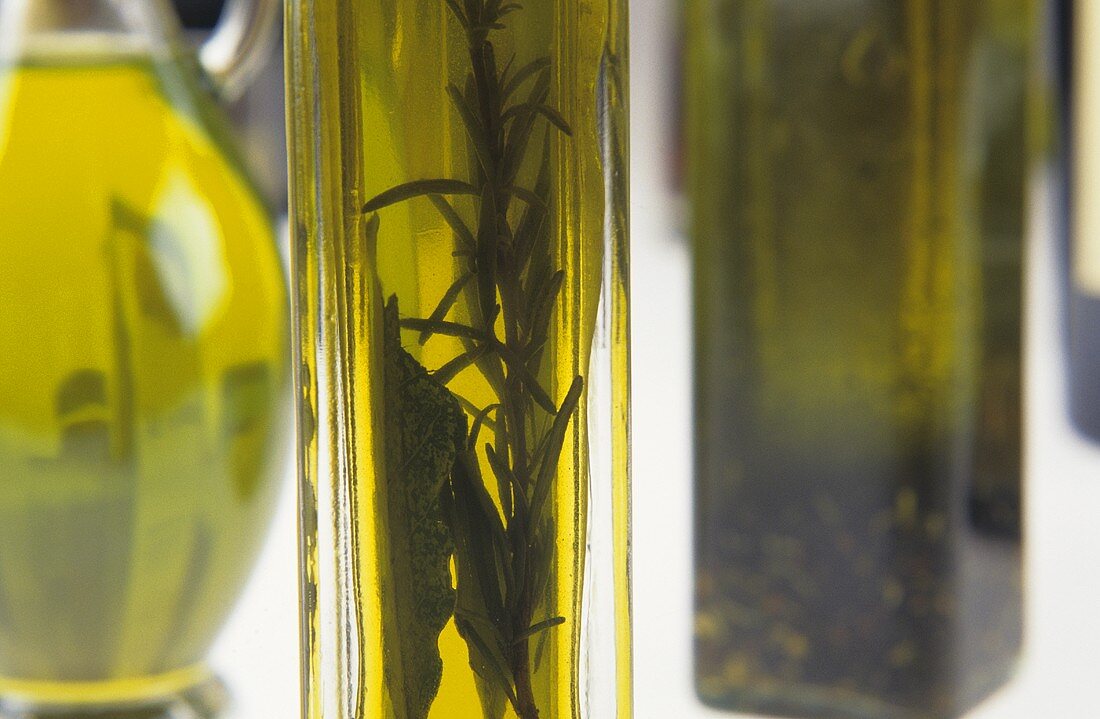 Drei verschiedene, aromatisierte Olivenöle