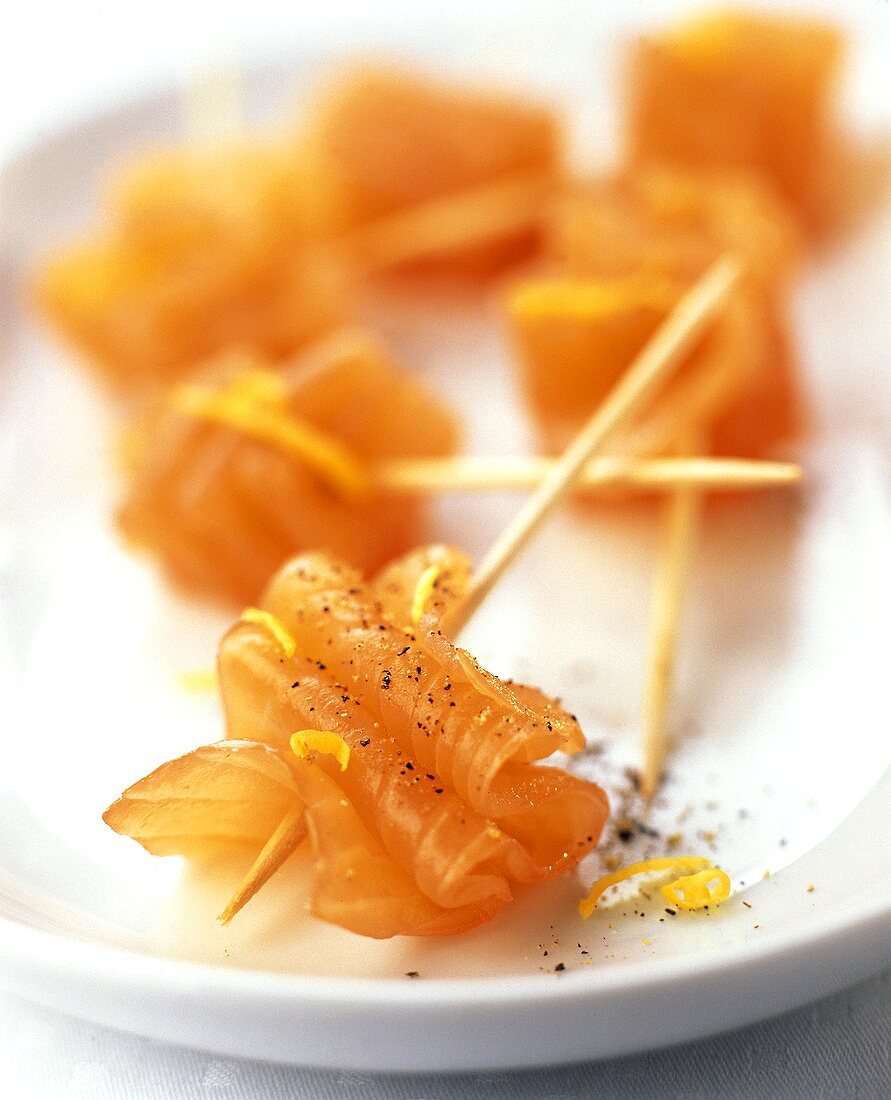 Spiesschen mit gepfeffertem Räucherlachs (Partysnack)