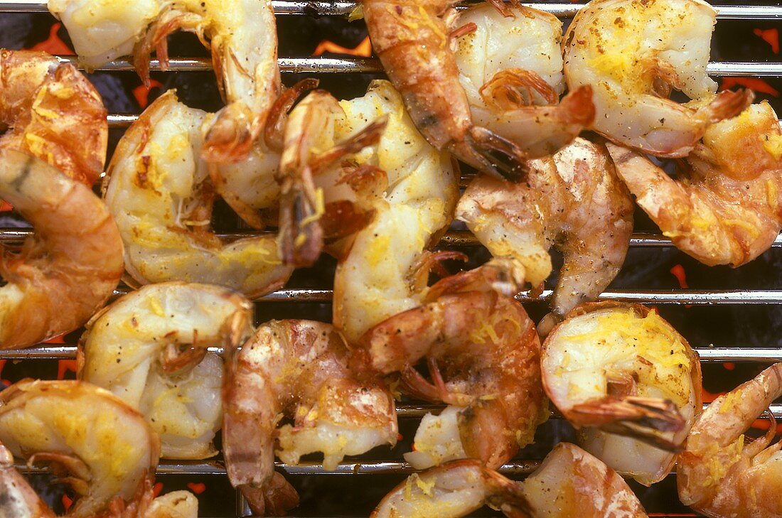 Shrimps with lemon and oil marinade on the barbecue