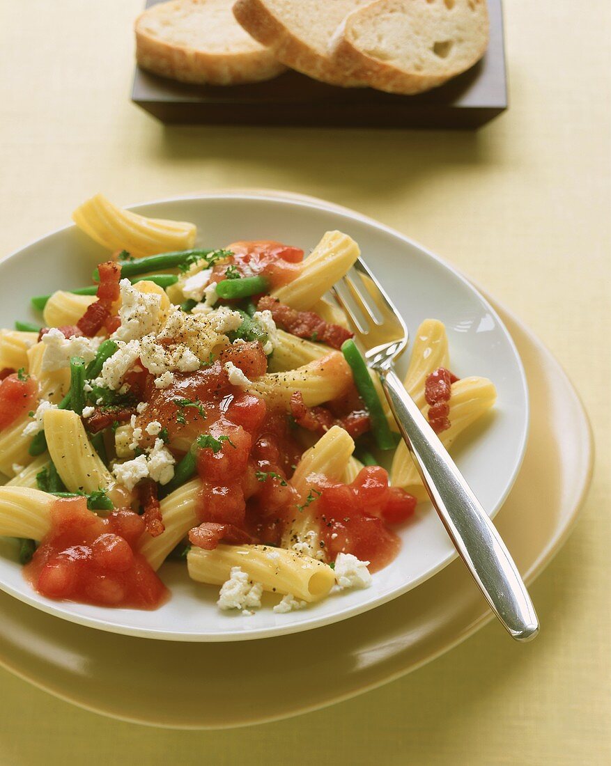 Tortiglioni mit Tomaten, Bohnen und Schafskäse