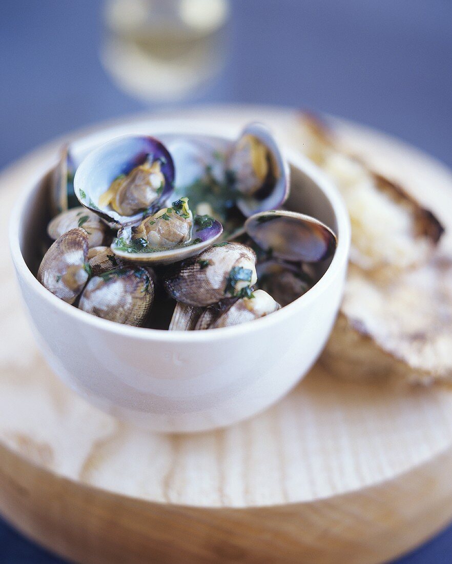 Venusmuscheln mit Kräutersauce