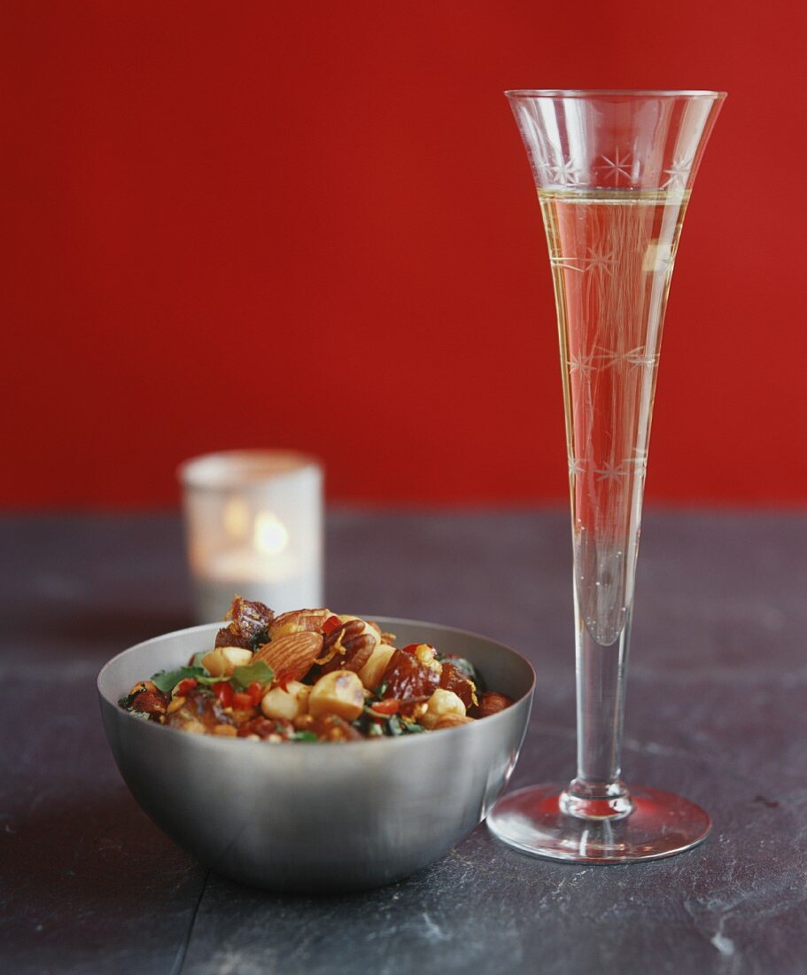 Partysalat mit Datteln und Mandeln und ein Glas Sekt