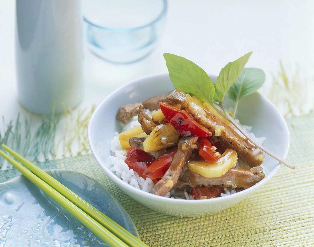 Ente mit Ananas, Paprika und Reis im Schälchen