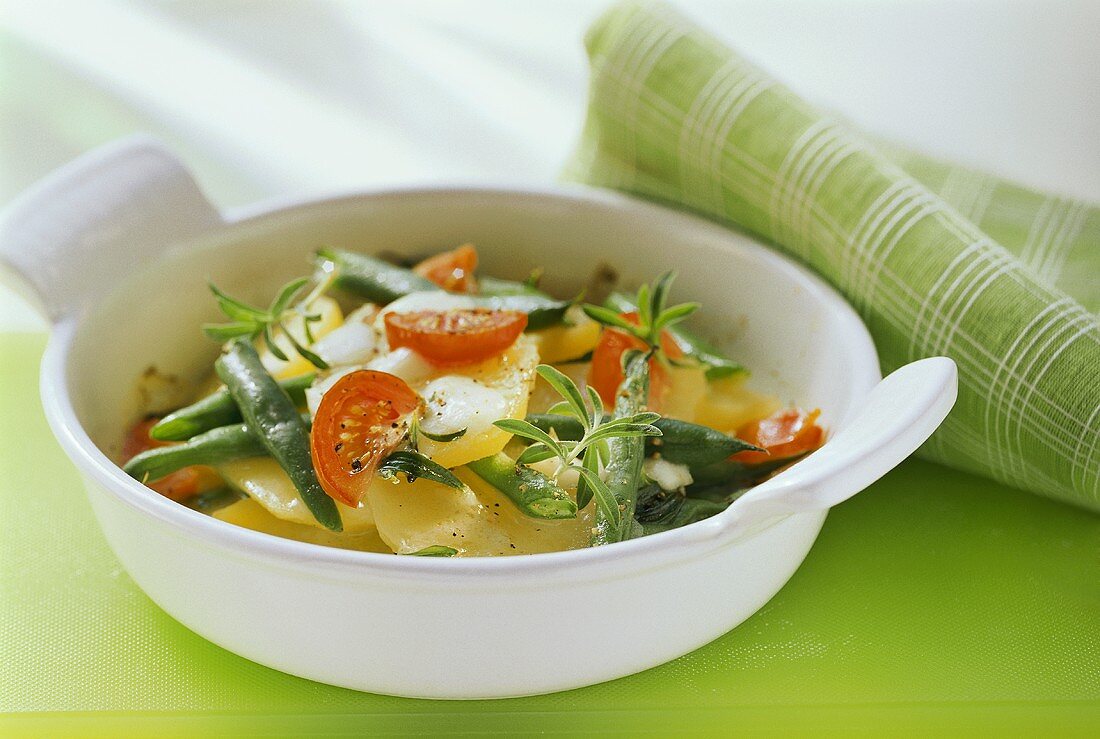 Lauwarmer Kartoffelsalat mit Tomaten und grünen Bohnen