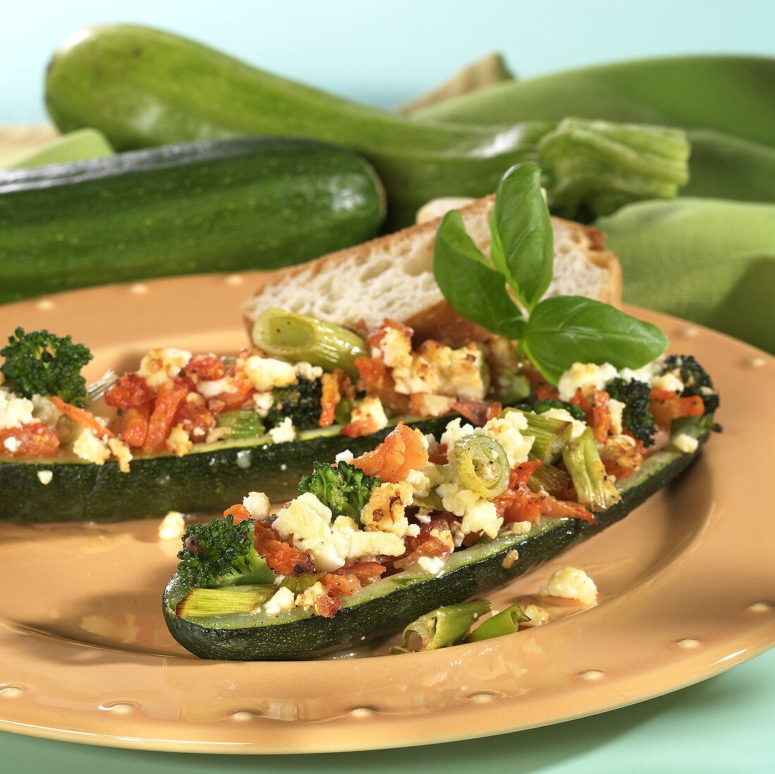 Zucchinihälften mit Frühlingsgemüse-Schafskäse-Füllung