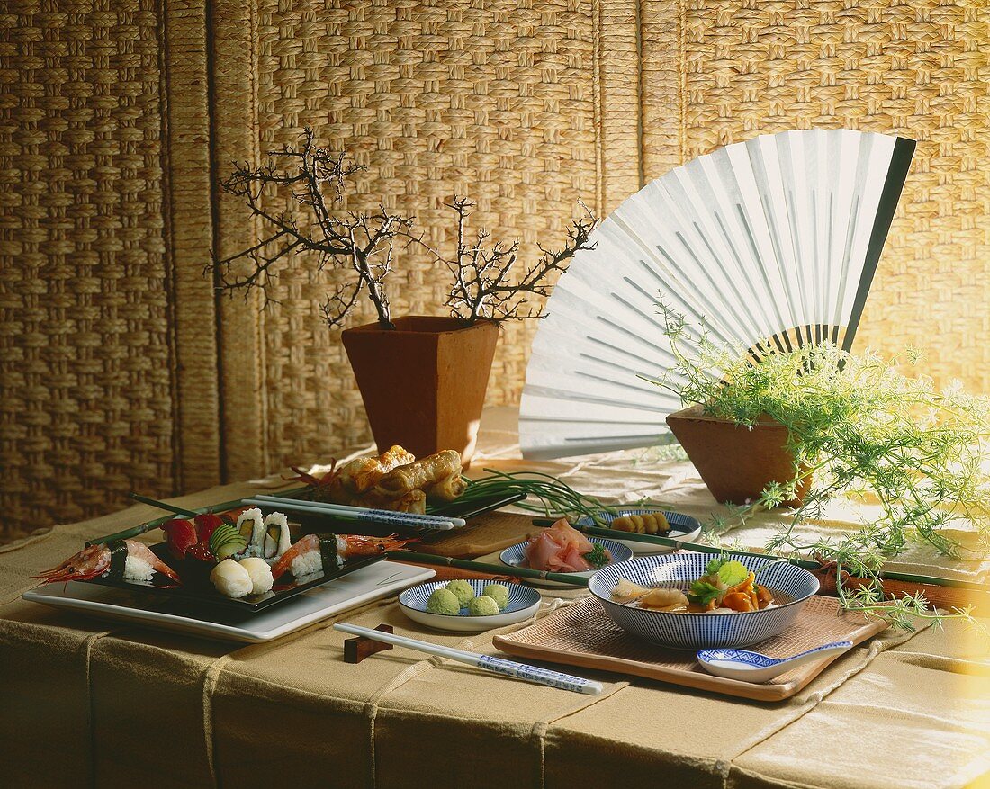 Asiatisches Tableau mit Sushi,Wasabi,Ingwer,Röllchen,Suppe