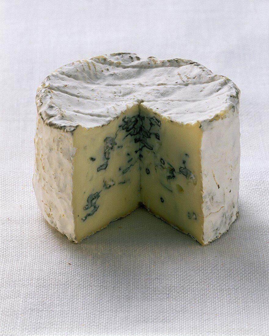 Bresse bleu (Blauschimmelkäse), angeschnitten