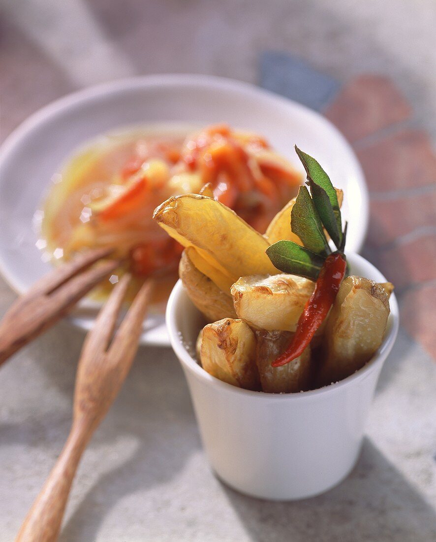 Gebackene Kartoffelschnitze mit Zwiebel-Paprika-Gemüse