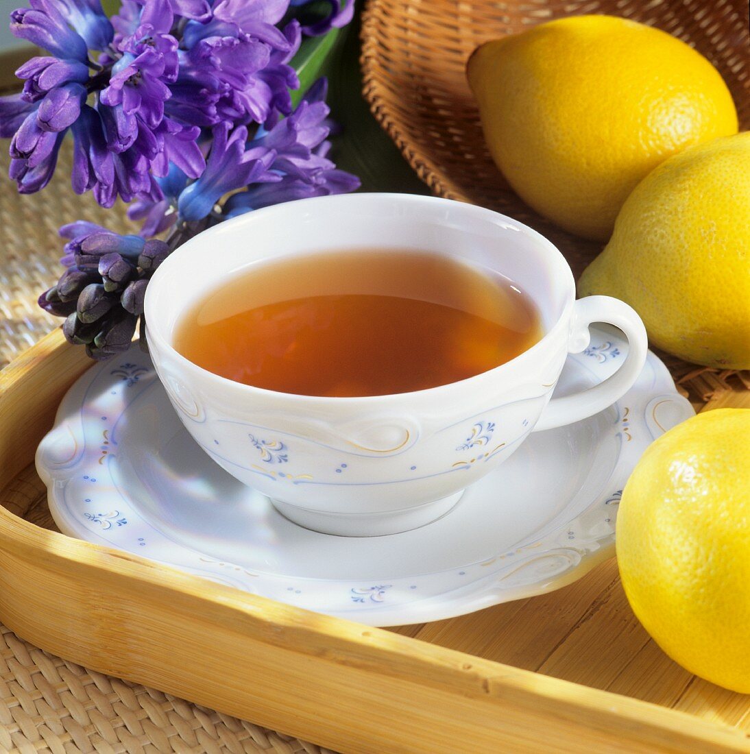 Eine Tasse Tee mit Zitronen