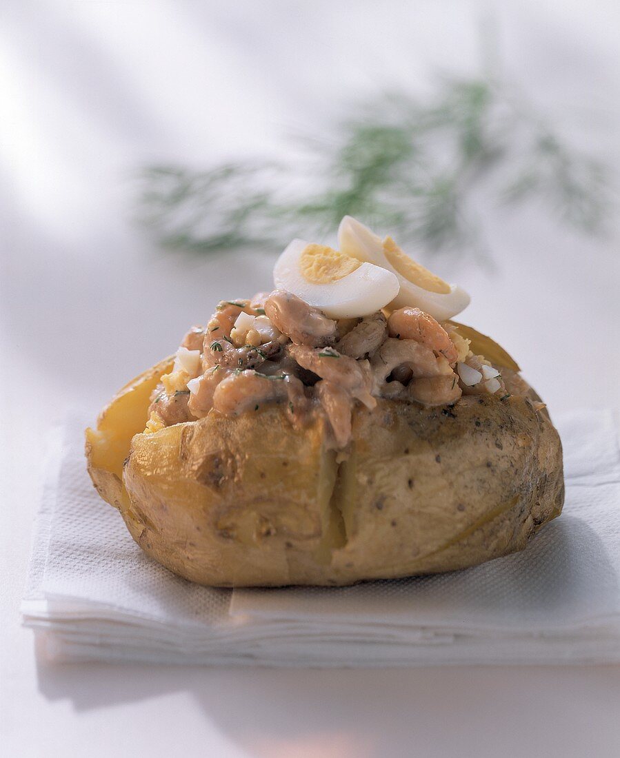 Baked Potatoe mit Krabben und Wachtelei