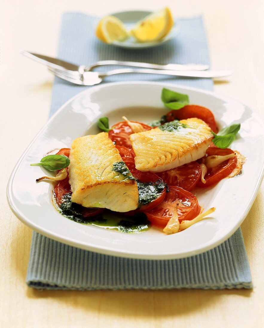 Seelachsfilet mit Tomatenscheiben und Kräutersauce