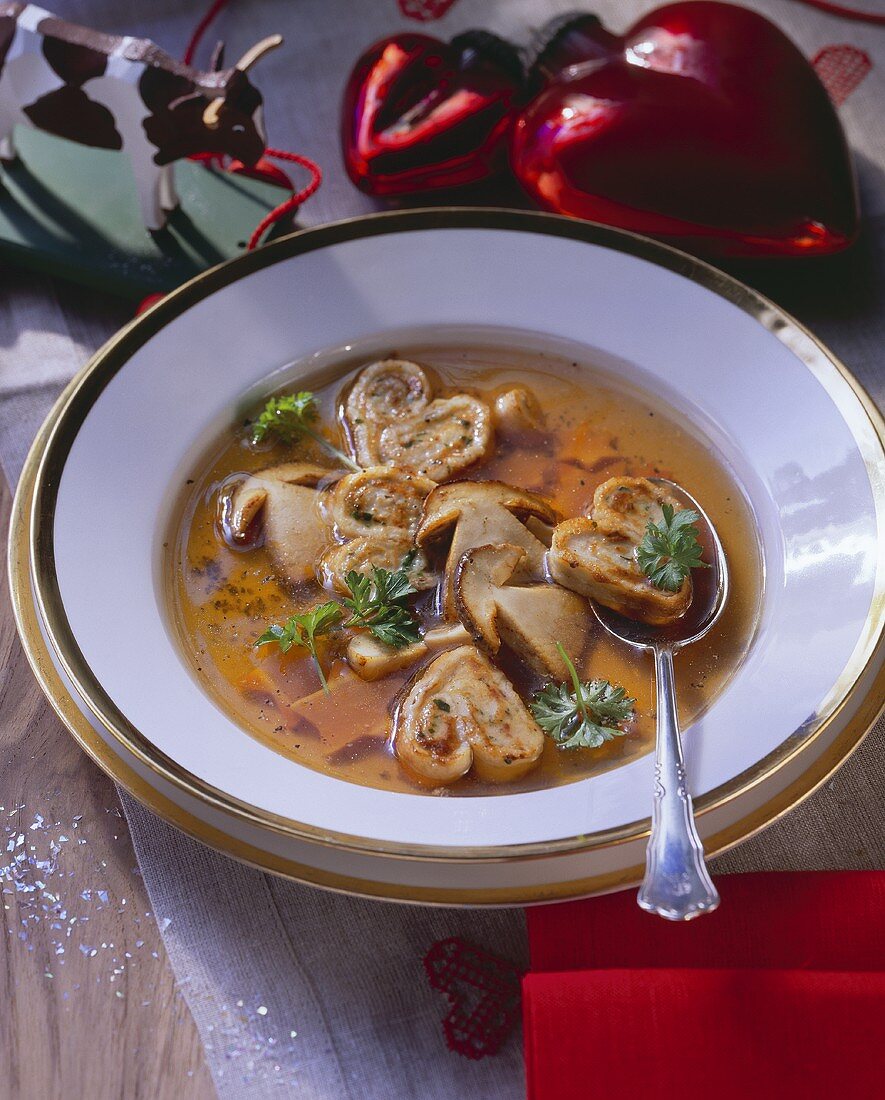 Steinpilzbouillon mit Crepesröllchen