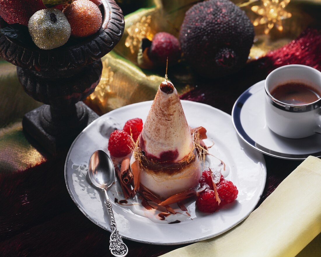 Quarkparfait mit Himbeeren und Zuckerfäden