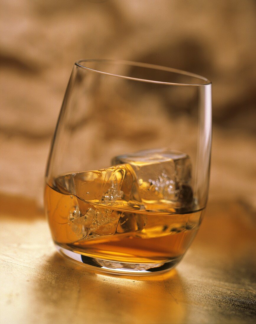 Whisky mit Eiswürfeln