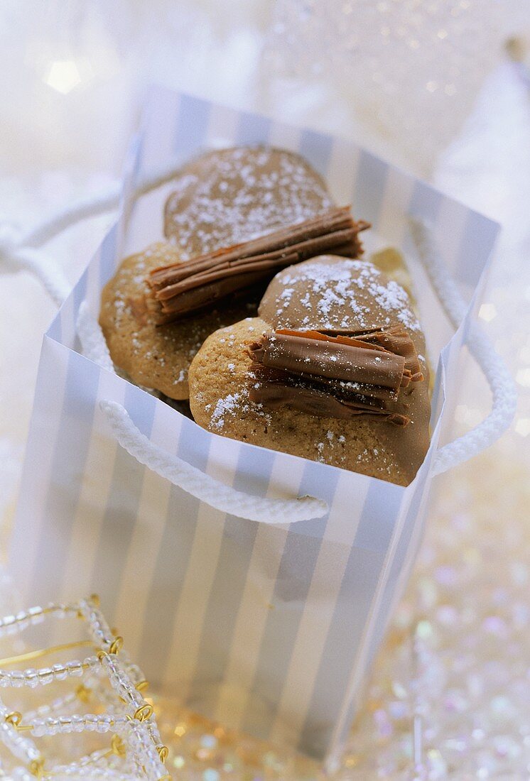 Herzförmige Schokoladenlebkuchen im Geschenktütchen